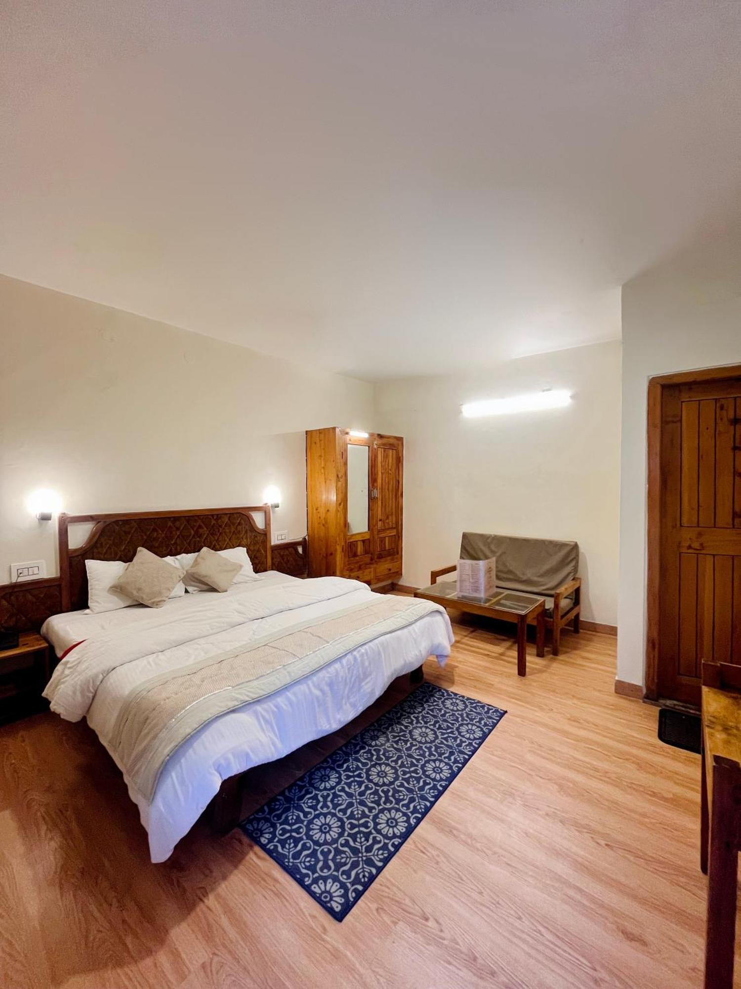 Tourist Hotel 10 Minutes Walking Distance From The Mall Manāli Eksteriør billede