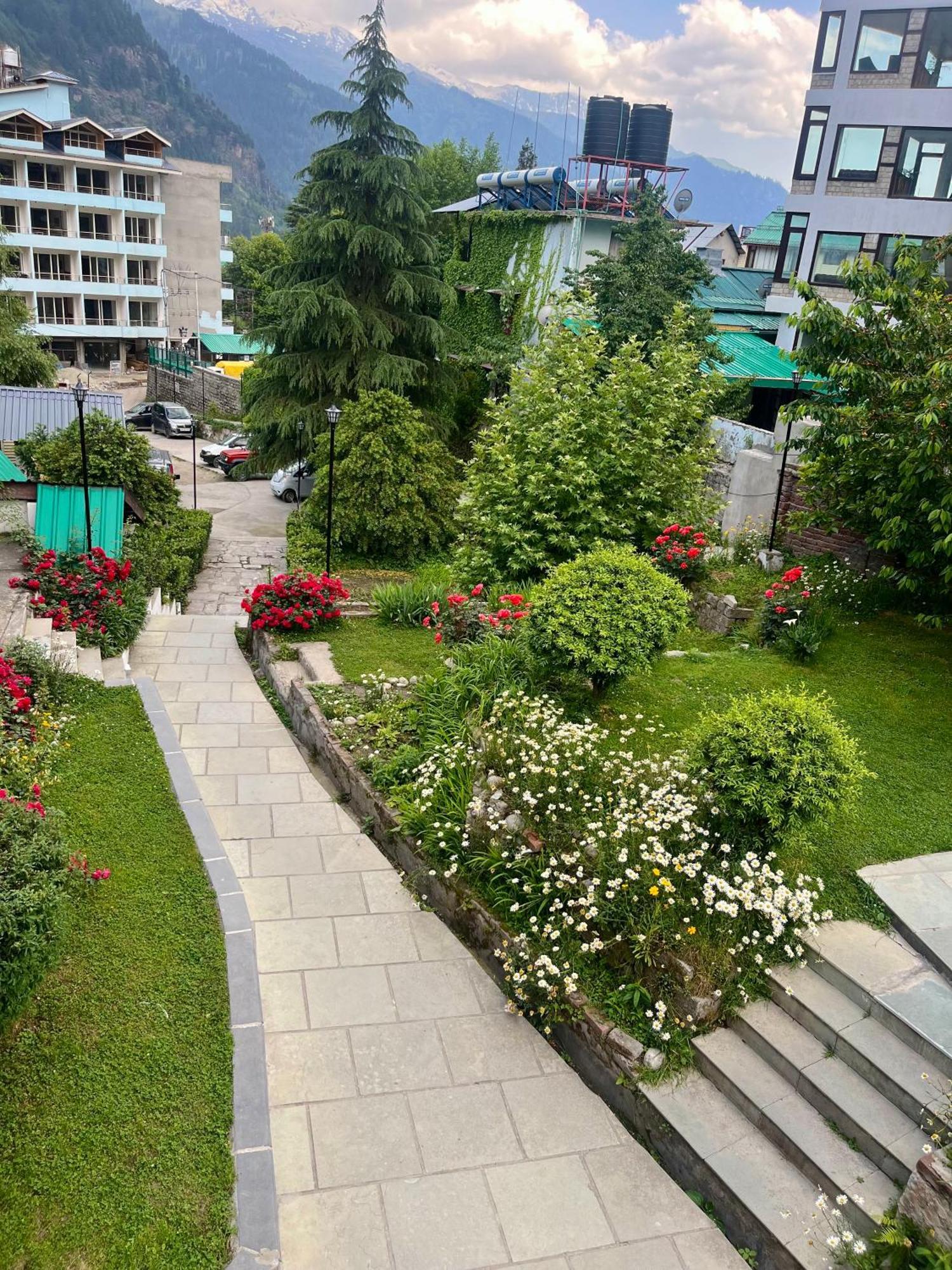 Tourist Hotel 10 Minutes Walking Distance From The Mall Manāli Eksteriør billede