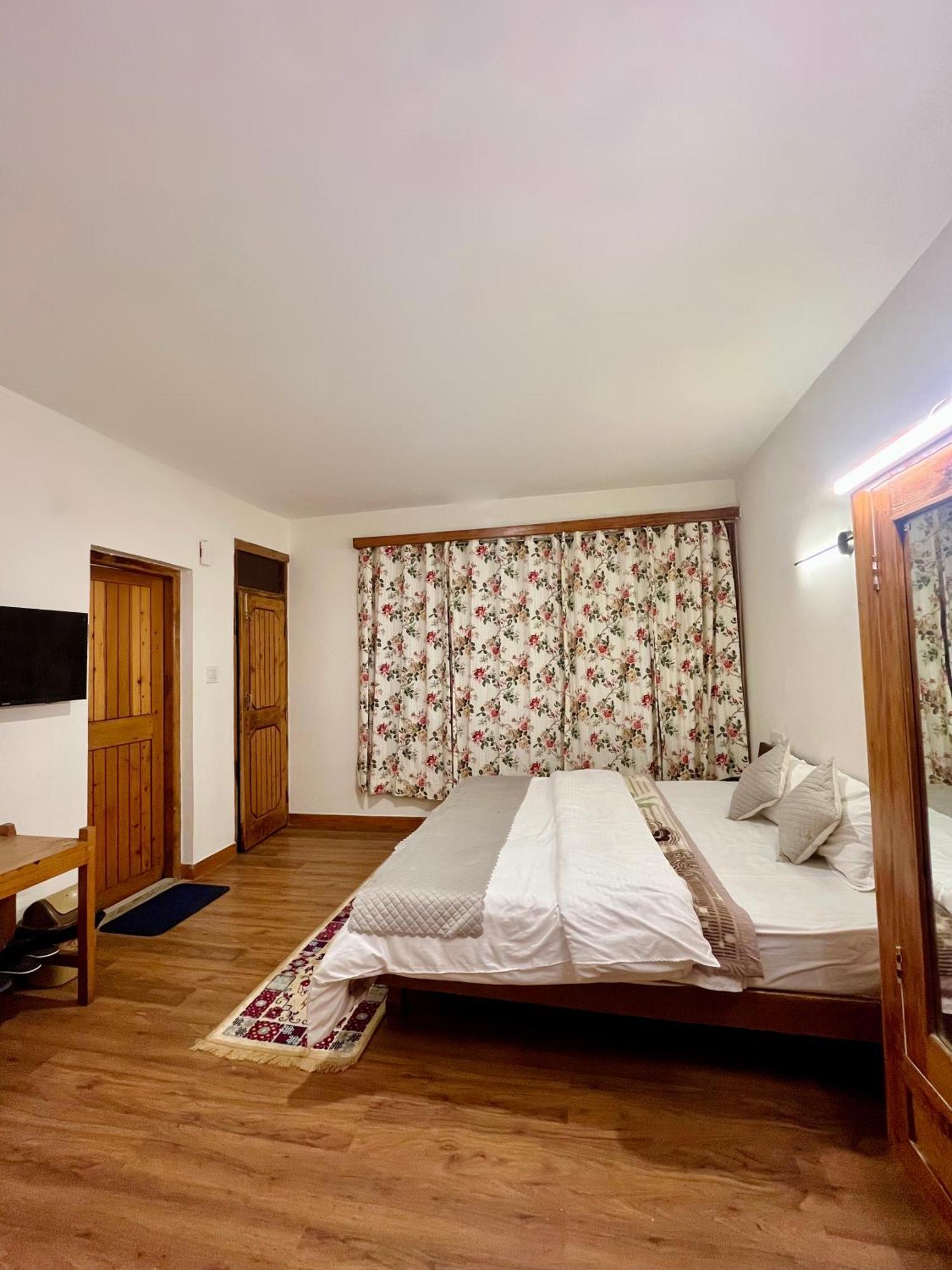 Tourist Hotel 10 Minutes Walking Distance From The Mall Manāli Eksteriør billede