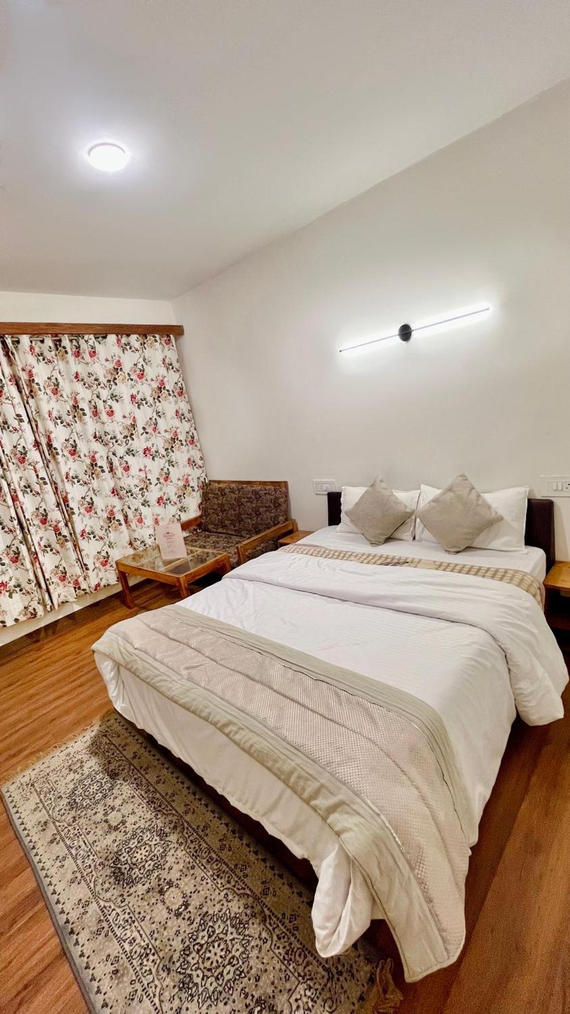 Tourist Hotel 10 Minutes Walking Distance From The Mall Manāli Eksteriør billede