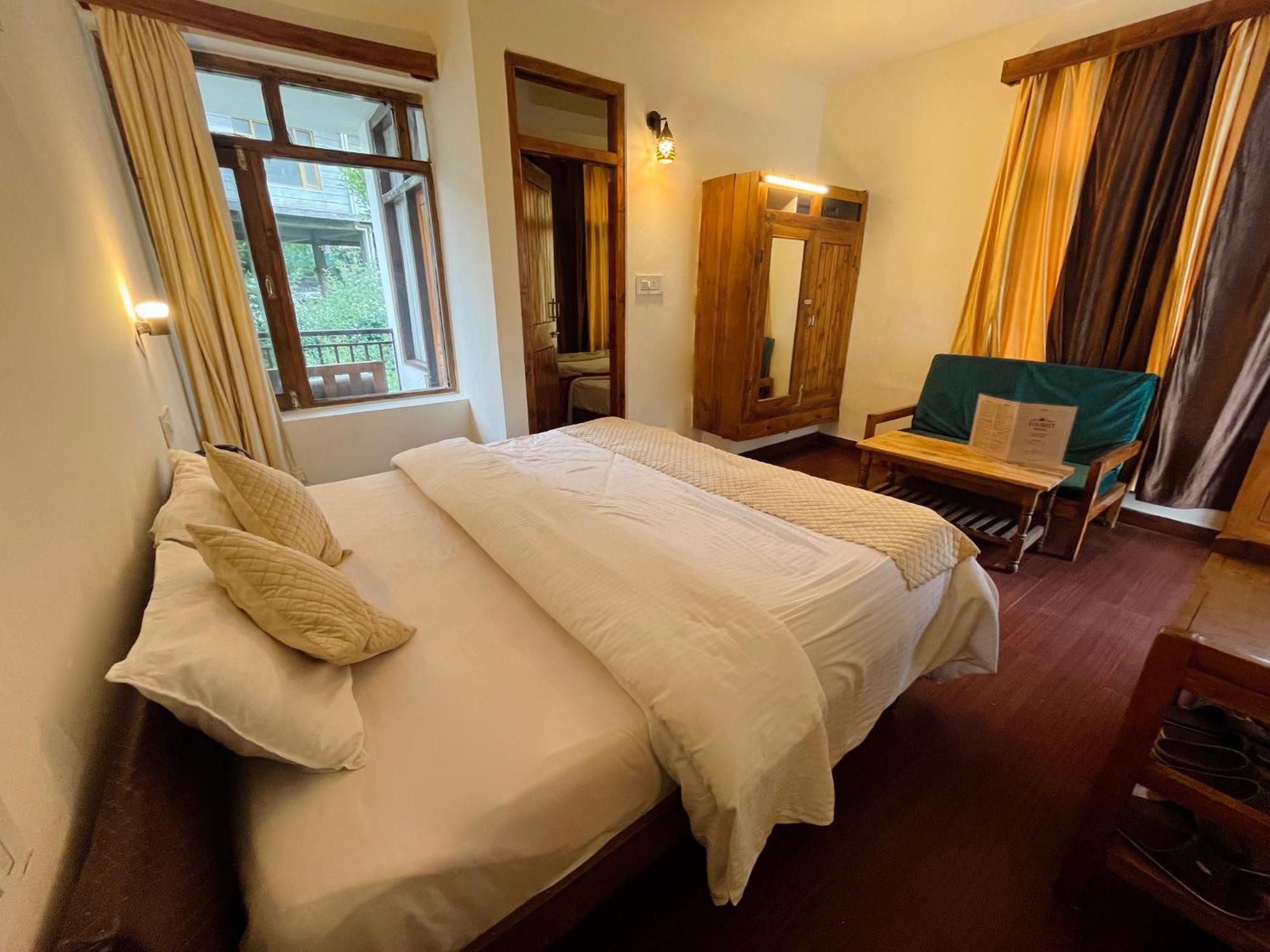 Tourist Hotel 10 Minutes Walking Distance From The Mall Manāli Eksteriør billede