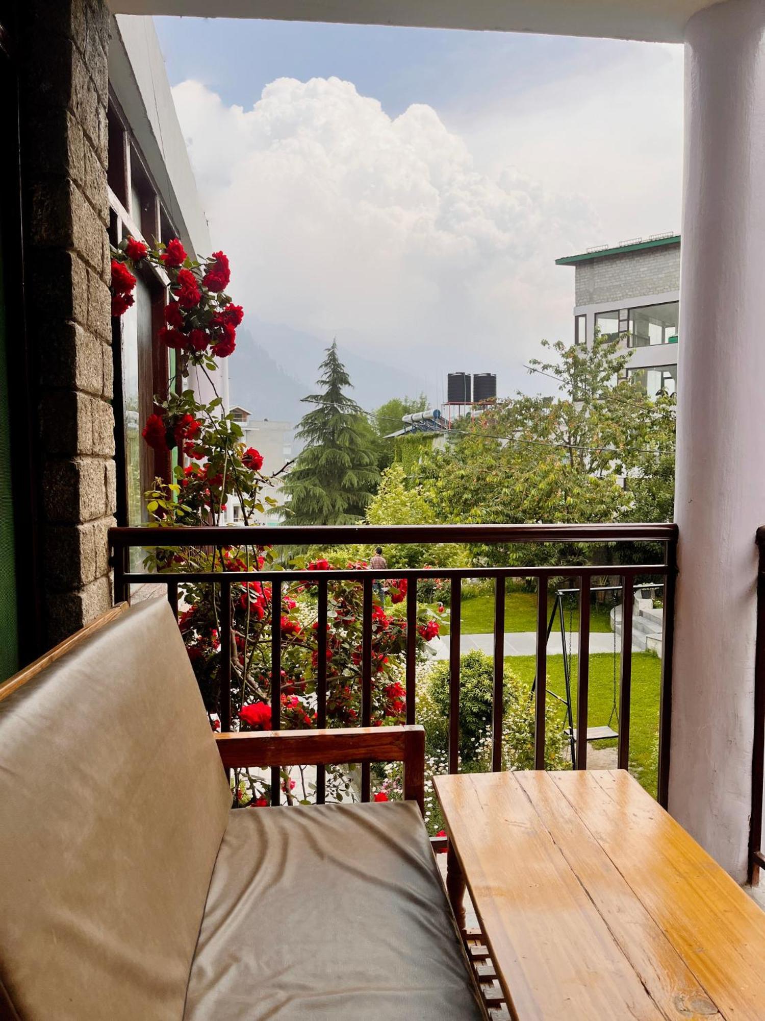 Tourist Hotel 10 Minutes Walking Distance From The Mall Manāli Eksteriør billede