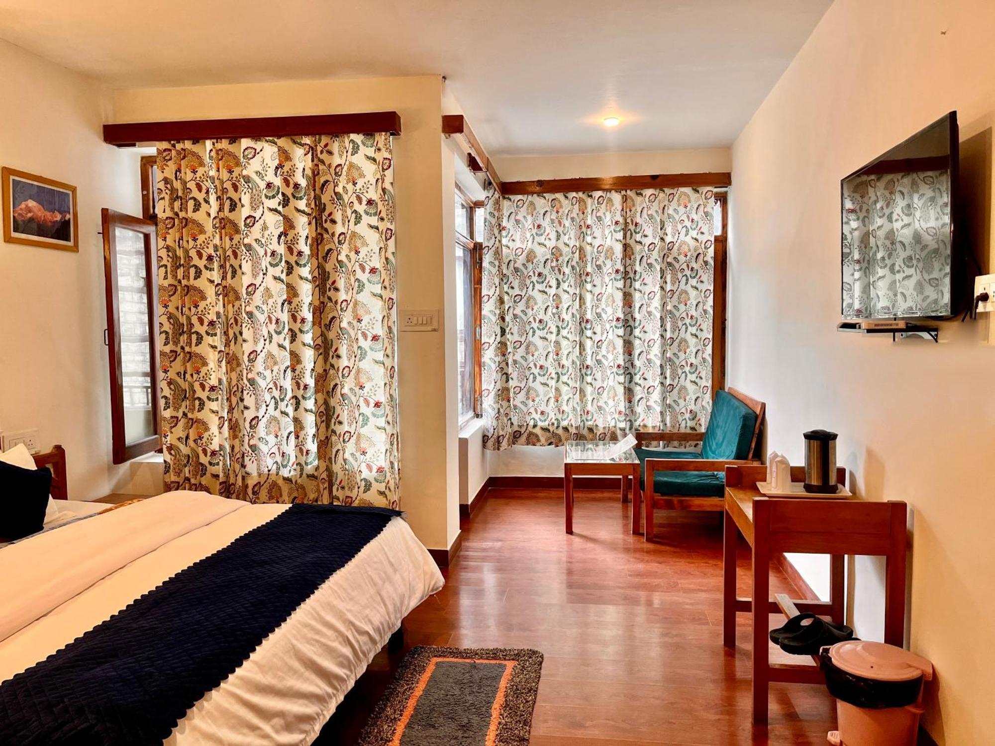 Tourist Hotel 10 Minutes Walking Distance From The Mall Manāli Eksteriør billede